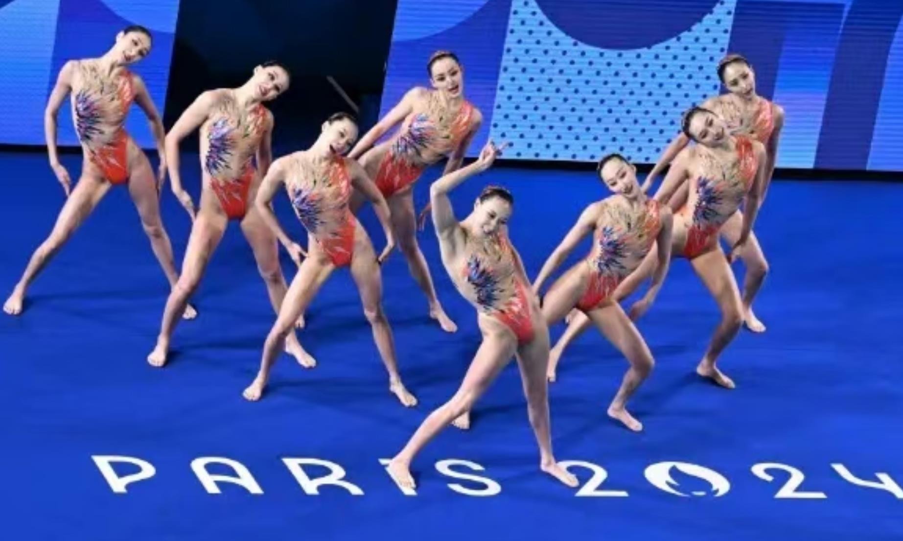 苏翊鸣在2025-2026赛季国际雪联单板滑雪世界杯北京站夺冠，以181.00分刷新个人最佳，连续完成三个1980度空翻，展现卓越实力。